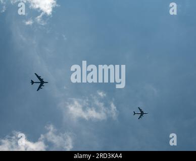 Zwei KC-135 Stratotankers vom Luftwaffenstützpunkt Fairchild und zwei B-52 Stratofortress flogen über das Gelände des State Capitol in St. Paul, Minn., 27. Juni 2023. Sie flogen rüber, um 100 Jahre Luftbetankung zu feiern, in denen 1. LT. Virgil Hine und 1. LT. Frank W. Seifert einen DH-4B flogen, Das Benzin wurde durch einen Schlauch an ein anderes DH-4B weitergegeben, das darunter fliegt und Captain Lowell H. Smith und 1. LT. John P. Richter beförderten die erste Luftbetankung. Stockfoto