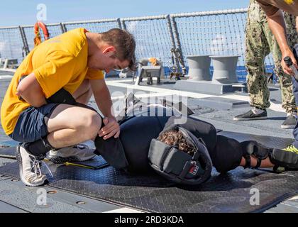 PHILIPPINE SEA (28. Juni 2023) Intelligence Specialist Seaman Dylan Barrett nimmt an einem Oleoresin Capsicum (OC)-Kurs während eines bravo-Kurses der Sicherheitsreaktionstruppe an Bord des Arleigh Burke-Klasse geführten Raketenzerstörers USS Ralph Johnson (DDG 114) in der Philippinischen See am 28. Juni Teil. Ralph Johnson ist dem Befehlshaber, der Task Force 71/Destroyer Squadron (DESRON) 15, der größten nach vorn eingesetzten DESRON der Marine und der Hauptstreitkraft der US-7.-Flotte zugewiesen. Stockfoto