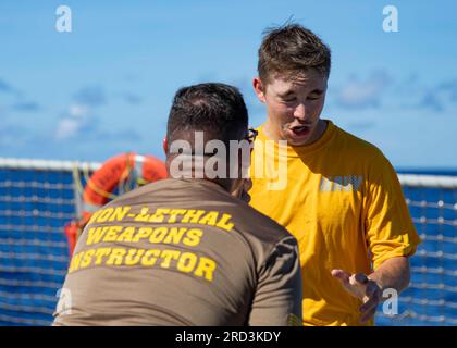 PHILIPPINE SEA (28. Juni 2023) Intelligence Specialist Seaman Dylan Barrett nimmt an einem Oleoresin Capsicum (OC)-Kurs während eines bravo-Kurses der Sicherheitsreaktionstruppe an Bord des Arleigh Burke-Klasse geführten Raketenzerstörers USS Ralph Johnson (DDG 114) in der Philippinischen See am 28. Juni Teil. Ralph Johnson ist dem Befehlshaber, der Task Force 71/Destroyer Squadron (DESRON) 15, der größten nach vorn eingesetzten DESRON der Marine und der Hauptstreitkraft der US-7.-Flotte zugewiesen. Stockfoto