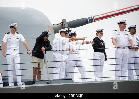 230628-N-EU502-1199 SAN DIEGO (28. Juni 2023) – Matrosen an Bord der Arleigh-Burke-Klasse, der Zerstörer von Führungsraketen USS Decatur (DDG 73), bewachen die Schienen, wenn das Schiff am Pier der Marinebasis San Diego ankommt. 28. Juni 2023. Decatur, ein Teil der Nimitz Carrier Strike Group, kehrte nach einem siebenmonatigen Einsatz in den Flottenbereichen 3. und 7. der USA zurück. Während ihres Einsatzes führte die Nimitz Strike Group Operationen in der US-amerikanischen 7.-Flotte durch, darunter: Abschreckungs- und Präsenzoperationen, multinationale Übungen, integrierte bereichsübergreifende Ausbildung, langjährige Seestreikübungen, U-Boot-Kampfhandlungen; i Stockfoto