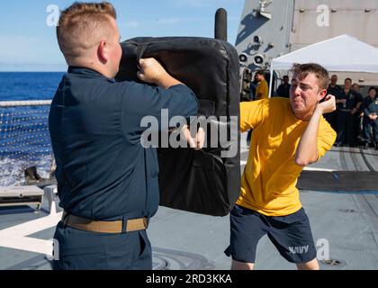 PHILIPPINE SEA (28. Juni 2023) Intelligence Specialist Seaman Dylan Barrett nimmt an einem Oleoresin Capsicum (OC)-Kurs während eines bravo-Kurses der Sicherheitsreaktionstruppe an Bord des Arleigh Burke-Klasse geführten Raketenzerstörers USS Ralph Johnson (DDG 114) in der Philippinischen See am 28. Juni Teil. Ralph Johnson ist dem Befehlshaber, der Task Force 71/Destroyer Squadron (DESRON) 15, der größten nach vorn eingesetzten DESRON der Marine und der Hauptstreitkraft der US-7.-Flotte zugewiesen. Stockfoto