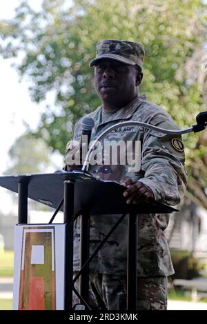 Kommandoleiter Major Andre McKinley, dem 2. Bataillon, 347. Regiment, 85. Stützkommando, hält eine Rede vor den Soldaten und Zuschauern während einer Zeremonie zur Aufgabe der Verantwortung in Cashe Garden am 28. Juni 2023 in Fort Stewart. Stockfoto