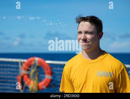 PHILIPPINE SEA (28. Juni 2023) Intelligence Specialist Seaman Dylan Barrett nimmt an einem Oleoresin Capsicum (OC)-Kurs während eines bravo-Kurses der Sicherheitsreaktionstruppe an Bord des Arleigh Burke-Klasse geführten Raketenzerstörers USS Ralph Johnson (DDG 114) in der Philippinischen See am 28. Juni Teil. Ralph Johnson ist dem Befehlshaber, der Task Force 71/Destroyer Squadron (DESRON) 15, der größten nach vorn eingesetzten DESRON der Marine und der Hauptstreitkraft der US-7.-Flotte zugewiesen. Stockfoto