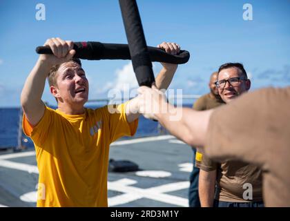 PHILIPPINE SEA (28. Juni 2023) Intelligence Specialist Seaman Dylan Barrett nimmt an einem Oleoresin Capsicum (OC)-Kurs während eines bravo-Kurses der Sicherheitsreaktionstruppe an Bord des Arleigh Burke-Klasse geführten Raketenzerstörers USS Ralph Johnson (DDG 114) in der Philippinischen See am 28. Juni Teil. Ralph Johnson ist dem Befehlshaber, der Task Force 71/Destroyer Squadron (DESRON) 15, der größten nach vorn eingesetzten DESRON der Marine und der Hauptstreitkraft der US-7.-Flotte zugewiesen. Stockfoto