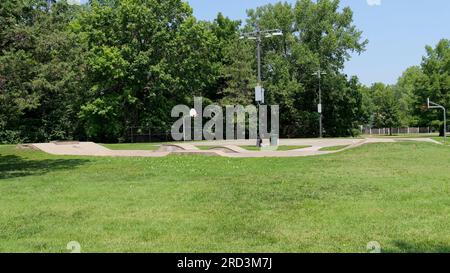 Lawrence, Kansas - 17. Juli 2023: Skatepark im Deerfield Park in Lawrence, KS Stockfoto