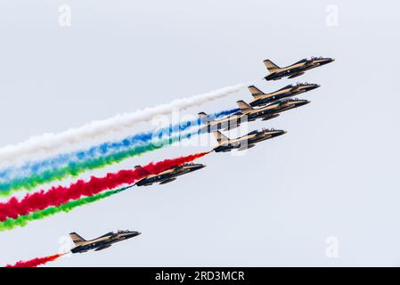 UAE Al Fursan Aerobatic Team bei Royal International Air Tattoo, RIAT, Airshow, RAF Fairford, Gloucestershire, UK. Fliegende Aermacchi MB-339-Düsen Stockfoto