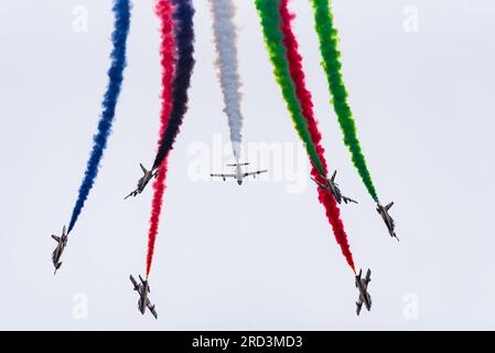 UAE Al Fursan Aerobatic Team bei Royal International Air Tattoo, RIAT, Airshow, RAF Fairford, Gloucestershire, UK. Fliegende Aermacchi MB-339-Düsen Stockfoto