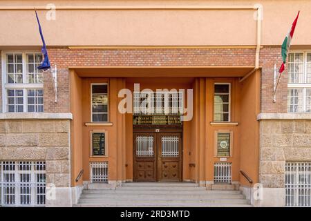 Szeged, Ungarn - 30. Juli 2022: Eintritt zur Universität Szeged Fakultät für Pharmazie. Stockfoto