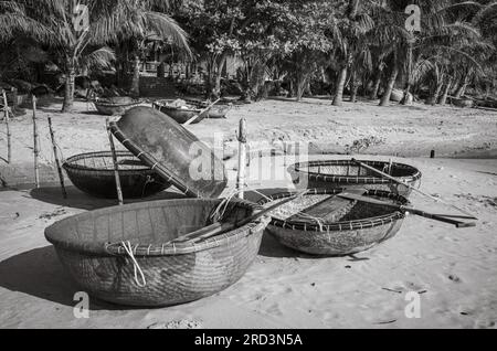 Traditionelle Angelorakel zogen am unerschlossenen South Beach (Bãi Nam) in Son Tra, Danang, Vietnam Stockfoto