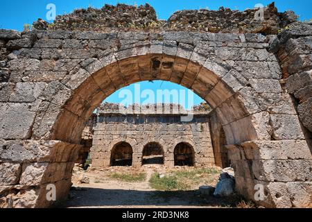 Antalya, Türkei - 18. Juli 2023: Antike Ruinen römischer Bäder in der antiken Stadt Tlos Stockfoto