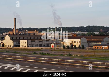 Solvay, New York, USA. 15. Juli 2023. Blick auf das ehemalige Allied Chemical Plant, das sich heute im Besitz von Honeywell International befindet, neben dem Gelände der NY State Fair Stockfoto