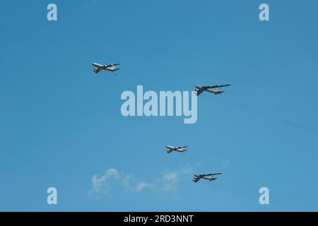 Eine Formation von zwei B-52 H Stratofortressen, die dem 5. Bombenflügel zugeteilt wurden, und zwei KC-135 Stratotankern, die dem 92. Luftwaffenstützpunkt zugeteilt wurden, fliegen über Minot Air Force Base, North Dakota, 27. Juni 2023. Die Überführung war Teil der Operation Centennial Contact, die 100 Jahre Luftbetankung feierte. Stockfoto