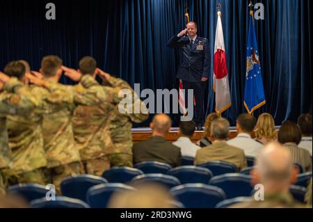 Eine Formation der 374. Medical Group Airmen begrüßt Oberst Gregory Richert mit einem ersten Salut während einer Zeremonie zum Kommandowechsel für die 374. Medical Group auf der Yokota Air Base, Japan, am 21. Juni 2023. Richert übernahm das Kommando über die 374. MDG von Oberst Brad Brough. Die Zeremonie zum Kommandowechsel ist eine Tradition, die bis in die römische Ära zurückreicht, wo militärische Führer Schlagstöcke, Farben, Standards oder Fähnrich gaben, die die Befehlsübergabe an die anwesenden Untergebenen symbolisierten, und sicherstellten, dass die Mitglieder der Einheit nie ohne offizielle Führung oder ein anhaltendes Vertrauen blieben. Stockfoto