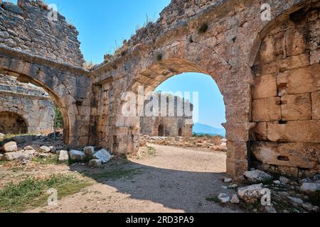 Antalya, Türkei - 18. Juli 2023: Antike Ruinen römischer Bäder in der antiken Stadt Tlos Stockfoto