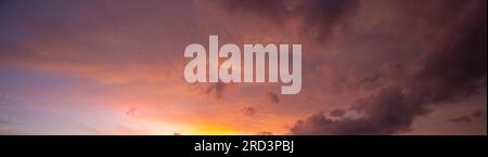 bewölkter Sonnenuntergang am Himmel die Schönheit der orangefarbenen und rosafarbenen Wolken in der Dämmerung. Stockfoto