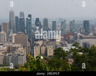 Smog-überdachte Skyline in der Innenstadt von Montreal. Quebec, Kanada Stockfoto