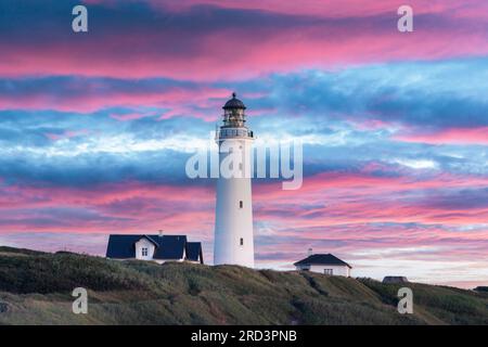 Atemberaubender rosafarbener Sonnenuntergang über dem Leuchtturm Hirtshals in Dänemark. Landschaftsfotografie Stockfoto