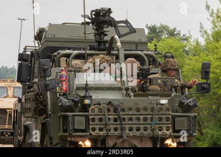 (Von links) TPR der britischen Armee. Archie Goodwin und CPL Nathan Bailey von Großbritannien Royal Lancers, Aliwal-Truppe, unterstützt die verstärkte Forward Presence Battle Group der NATO in Polen, prüft während der Übung Aliwal Surge außerhalb des Forward Operating Site Pabrade, Litauen, Juni 28 auf Gegenverkehr. Aliwal Surge ist eine vielschichtige Operation, an der Soldaten der EFP-Gefechtsgruppe Polen der NATO beteiligt sind. Dabei handelt es sich um eine kurzfristige Bereitschaftsübung, mit der die Interoperabilität und Innovation der teilnehmenden militärischen Einheiten, einschließlich der amerikanischen Elemente, die die 4. Infanterie-Division unterstützen, getestet werden sollen. Der 4. Zoll Stockfoto