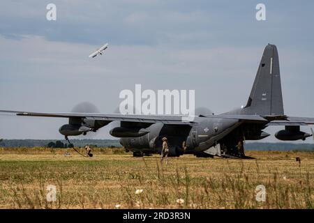 EIN US-AMERIKANISCHER Der Spezialist für die Tankstelle der Air Force bereitet sich auf das Auftanken einer US-Tankstelle vor Armee UH-60 von einem MC-130J Kommando II, das dem 352d. Spezialeinsatzflügel während der Ausbildung für Spezialeinsätze zur Integration von Luft und Land in der Nähe von Daugavpils, Lettland, zugewiesen wurde, 28. Juni 2023. Die US-Streitkräfte sind in der Lage, sich an eine dynamische Sicherheitsumgebung anzupassen, indem Interoperabilität und Agilität gewährleistet werden. Stockfoto