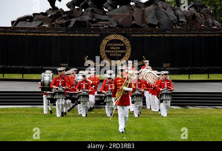 Marines mit ‚The Commandant’s Own‘, USA Marine Drum and Bugle Corps treten während einer Sunset Parade am Marine Corps war Memorial, Arlington, Virginia, am 27. Juni 2023 auf. Gastgeberin des Abends war Frau Dee Reardon, stellvertretende Stellvertretende Kommandantin für Installationen und Logistik, und Ehrengast war der ehrenwerte William L. Laplante, Unterstaatssekretär für Akquistion und Nachhaltigkeit. Stockfoto