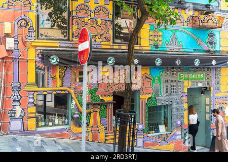 Graffiti und Street Art, Brooklyn Brewery Weinbar, Shelley Street, Mid Levels, Hongkong, SAR, China Stockfoto