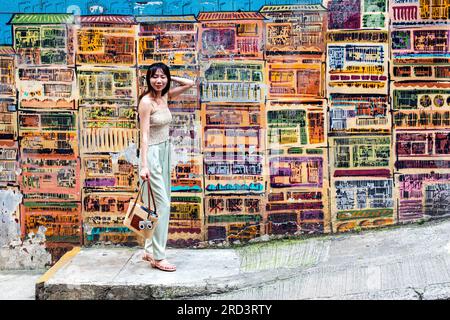 Tourist posiert neben Graffiti und Street Art, Graham Street, Soho, Hongkong, SAR, China Stockfoto