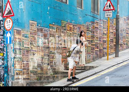 Chinesisches Paar, das Selfies vor Graffiti und Street Art macht, Graham Street, Soho, Hongkong, SAR, China Stockfoto