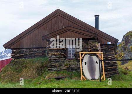 Das Torfhaus Turf House wurde 1993 im Sisimiut Museum in Sisimiut, Grönland, an einem nassen Regentag im Juli rekonstruiert Stockfoto