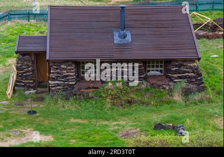 Das Torfhaus Turf House wurde 1993 im Sisimiut Museum in Sisimiut, Grönland, an einem nassen Regentag im Juli rekonstruiert Stockfoto