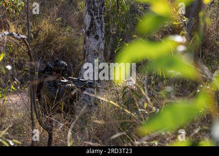 EIN US-AMERIKANISCHER Marine mit Bataillon Landing Team 2/1, 31. Marine Expeditionary Unit, postiert Sicherheit während einer taktischen Bergung von Flugzeugen und Personalübung im Shoalwater Bay Military Training Area, Australien, 27. Juni 2023. TRAP bietet Rettungsdienste und Bergung von abgeschossenen Flugzeugen und Ausrüstung sowie fortgeschrittene Trauma-Lebenserhaltung an isolierten Orten während des Einsatzes. Die 31. MEU wird an Bord von Schiffen der America Amphibious Ready Group im 7.-Flottenbereich eingesetzt, um die Interoperabilität mit Verbündeten und Partnern zu verbessern und als einsatzbereite Eingreiftruppe zu fungieren Stockfoto