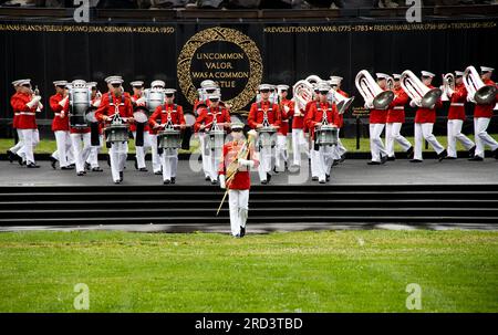 Marines mit ‚The Commandant’s Own‘, USA Marine Drum and Bugle Corps treten während einer Sunset Parade am Marine Corps war Memorial, Arlington, Virginia, am 27. Juni 2023 auf. Gastgeberin des Abends war Frau Dee Reardon, stellvertretende Stellvertretende Kommandantin für Installationen und Logistik, und Ehrengast war der ehrenwerte William L. Laplante, Unterstaatssekretär für Akquistion und Nachhaltigkeit. Stockfoto