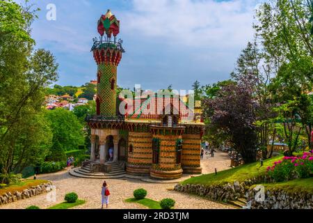 Blick auf die Villa El Capricho in Comillas oder Gaudí Sonnenblumenvilla in Kantabrien, Spanien. Entworfen vom Architekten Antoni Gaudí. Es wurde als Sommerresidenz gebaut Stockfoto