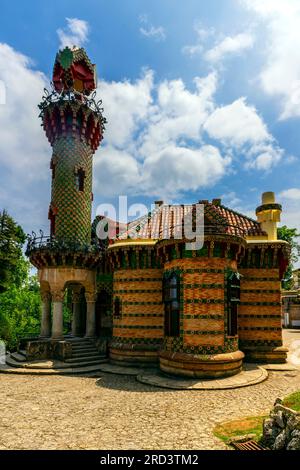 Blick auf die Villa El Capricho in Comillas oder Gaudí Sonnenblumenvilla in Kantabrien, Spanien. Entworfen vom Architekten Antoni Gaudí. Es wurde als Sommerresidenz gebaut Stockfoto