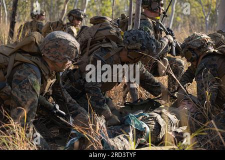 USA Marines mit Battalion Landing Team 2/1, 31. Marine Expeditionary Unit, Bergen ein simuliertes Personal von Interesse während einer taktischen Bergung von Flugzeugen und Personalübung im Shoalwater Bay Military Training Area, Australien, 27. Juni 2023. TRAP bietet Rettungsdienste und Bergung von abgeschossenen Flugzeugen und Ausrüstung sowie fortgeschrittene Trauma-Lebenserhaltung an isolierten Orten während des Einsatzes. Die MEU 31. wird an Bord von Schiffen der America Amphibious Ready Group im Flottenbereich 7. eingesetzt, um die Interoperabilität mit Verbündeten und Partnern zu verbessern und als RE zu dienen Stockfoto