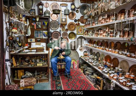 Ein traditioneller Metallhandwerker, der Kupfer und Zinn herstellt, in seinem Geschäft auf dem Baščaršija-Basar in Sarajevo, Zentralbosnien-Herzegowina, Balkan Peninsu Stockfoto