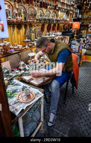 Ein traditioneller Metallhandwerker, der Kupfer und Zinn herstellt, in seinem Geschäft auf dem Baščaršija-Basar in Sarajevo, Zentralbosnien-Herzegowina, Balkan Peninsu Stockfoto