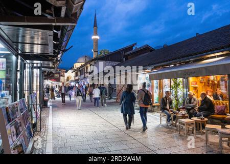 Abend im Basar-Viertel Baščaršija mit der Baščaršija-Moschee im Hintergrund, Sarajewo, Zentralbosnien, Balkanhalbinsel, Ostern Stockfoto