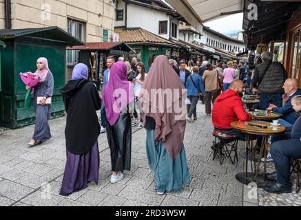 Eine Straße im Basar-Viertel Baščaršija in Sarajevo, Zentralbosnien-Herzegowina, Balkan-Halbinsel, Osteuropa. Stockfoto