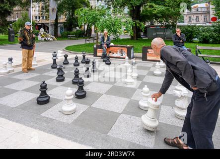 Schachspielen im Freien auf dem Alija Izetbegovic Square, in Sarajevo, Zentralbosnien, Balkan-Halbinsel, Osteuropa. Stockfoto