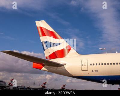 Eine Heckflosse einer British Airways Boeing 777-200 G-VIIY am Flughafen London Heathrow, Vereinigtes Königreich Stockfoto