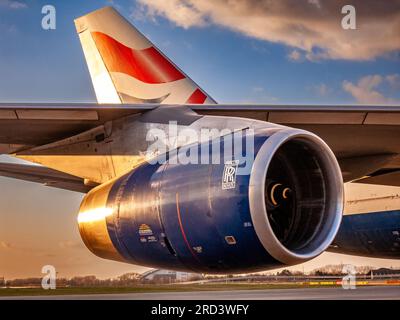 Am späten Nachmittag scheint die Sonne von einem Rolls Royce RB211-Düsentriebwerk in einer British Airways Boeing 747-400 G-CIVJ am Flughafen London Heathrow, Großbritannien Stockfoto