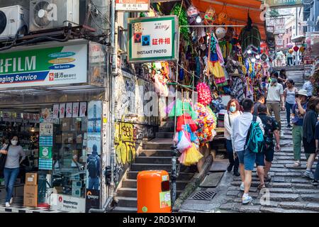 Menschen, Geschäfte und Treppen auf der Pottinger Street, Central, Hong Kong, SAR, China Stockfoto