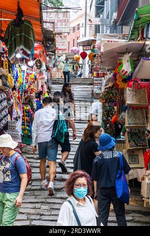 Menschen, Geschäfte und Treppen auf der Pottinger Street, Central, Hong Kong, SAR, China Stockfoto