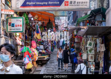 Menschen, Geschäfte und Treppen auf der Pottinger Street, Central, Hong Kong, SAR, China Stockfoto