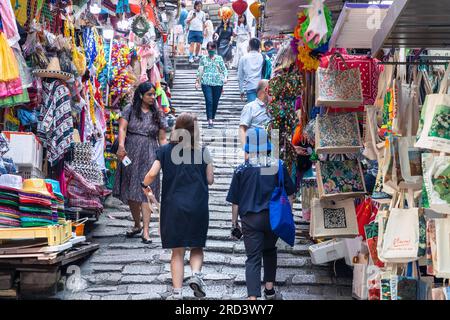 Menschen, Geschäfte und Treppen auf der Pottinger Street, Central, Hong Kong, SAR, China Stockfoto