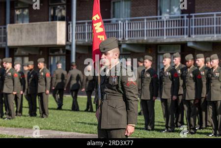 USA Marines mit 1. Bataillon, 8. Marineregiment, 2D. Division, stehen in Formation für eine französische Fourragere Preisverleihung in Camp Lejeune, North Carolina, 27. Juni 2023. Die französische Fourragere wird exklusiv an Marines verliehen, die im Marineregiment der Jahre 5. und 6. dienten, um an die heldenhaften Aktionen eines ehemaligen Soldaten zu erinnern, die während der Schlacht um Belleau Wood im Ersten Weltkrieg in den beiden Regimenten gedient haben Stockfoto