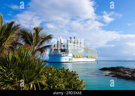 Coco Cay, Bahamas - 29. April 2022: Symphony of the Meers ist das größte Kreuzfahrtschiff, das in CocoCay anlegt, dem privaten Inselposten, der der Royal Caribbean Cruise Line gehört Stockfoto