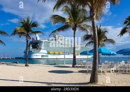 Coco Cay, Bahamas - 29. April 2022: Symphony of the Meers ist das größte Kreuzfahrtschiff, das in CocoCay anlegt, dem privaten Inselposten, der der Royal Caribbean Cruise Line gehört Stockfoto