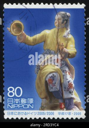 RUSSLAND KALININGRAD, 18. MÄRZ 2016: Der von Japan gedruckte Stempel zeigt Porzellanfiguren, ca. 2005 Stockfoto