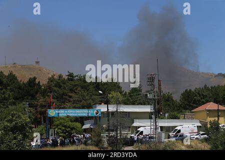 (230718) -- ANKARA, 18. Juli 2023 (Xinhua) -- Rauch steigt aus dem Gebiet auf, in dem sich am 18. Juli 2023 im Bezirk Kayas in Ankara, T¨¹rkiye, eine Explosion ereignete. Vier Arbeiter wurden am Dienstag bei einer Explosion in einer Munitionsfabrik der Mechanical and Chemical Industry Corporation (MKE) in der Hauptstadt Ankaras in der Nachbarschaft Kayas verwundet, erklärte der türkische Innenminister. (Mustafa Kaya/Unterlagen über Xinhua) Stockfoto